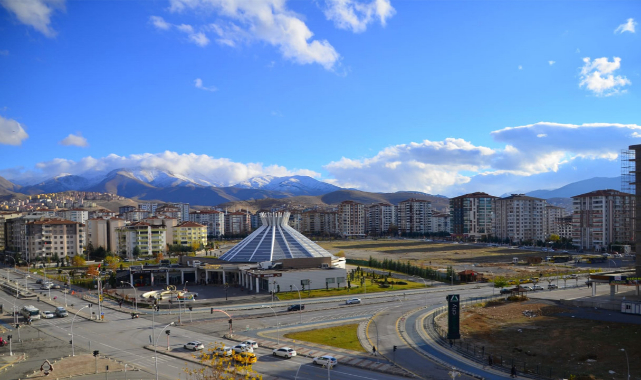 Bütün haşmetiyle dumanlı Beydağı