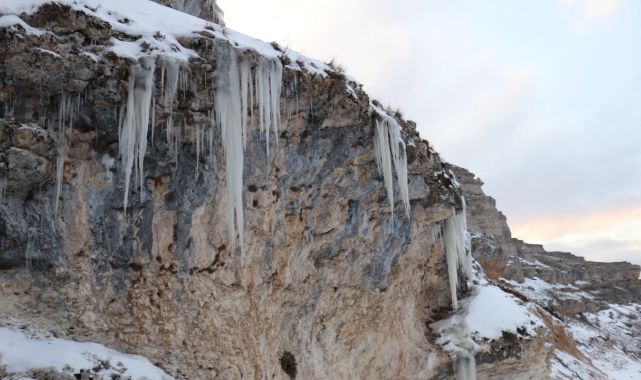 Bin 400 rakımdaki buz sarkıtlar görsel şölen sunuyor