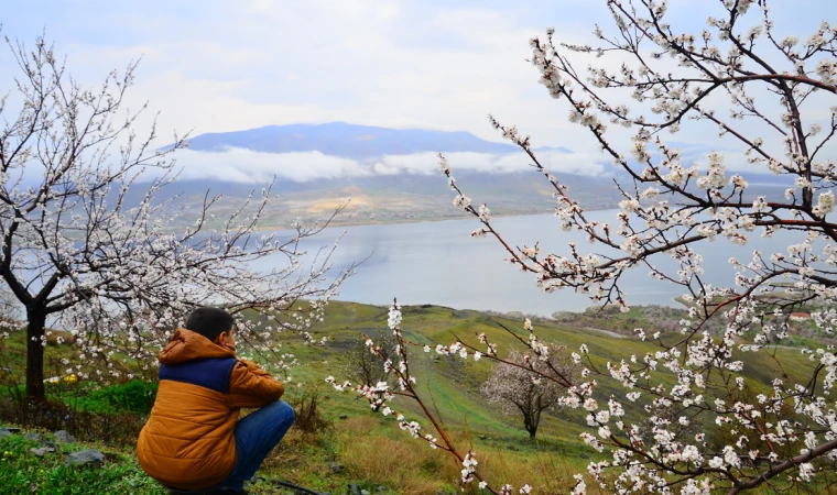 Tabiat bir yandan sarsıyor, bir yanda da sarıyor. Bir yandan yıkıyor, bir yandan tutuyor!