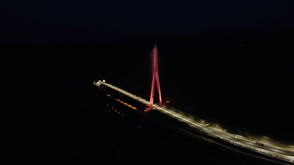 Kömürhan Köprüsü ışıklandırmasıyla görsel şölen sunuyor