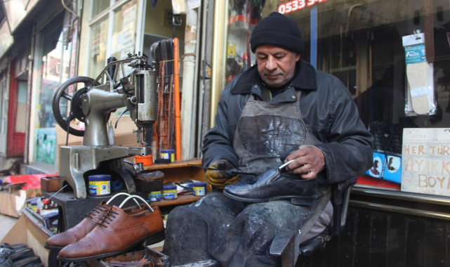 Alın teriyle kazandığı parasıyla çocuklarını okuttu!