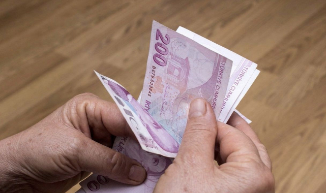 Aylıklar hesaplara yatırılmaya başlandı