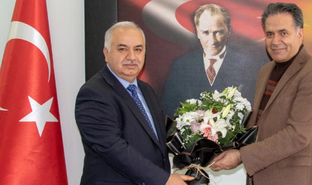Bayrak Prof. Dr. Turan Yıldız'a emanet edildi