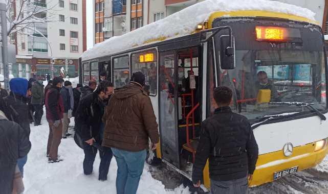 Belediye otobüsü yolda kalınca iş yolculara düştü!