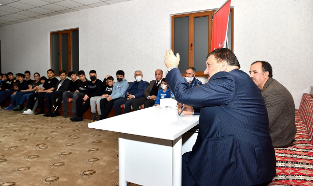 Gürkan, gençlerin sorularını cevaplayarak tecrübelerini paylaştı