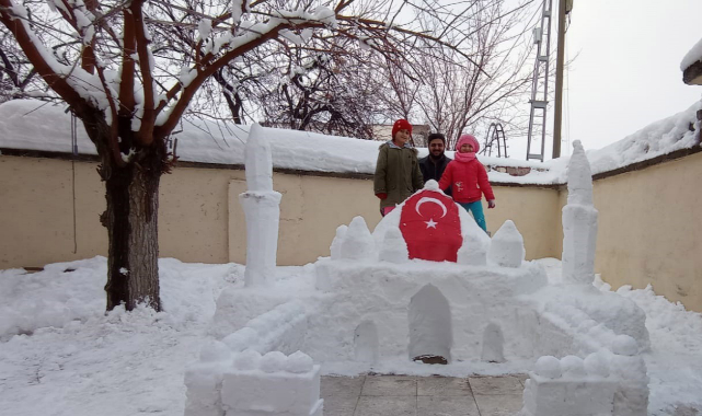 Kardan cami yapıp kubbesine ay yıldızlı bayrak yerleştirdiler!