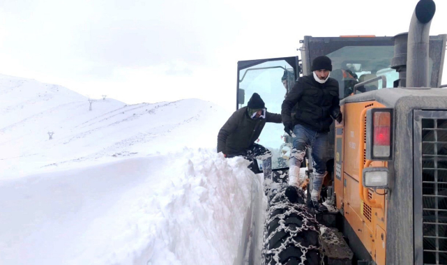 Karla kaplı yolda mahsur kalanların imdadına ekipler yetişti!