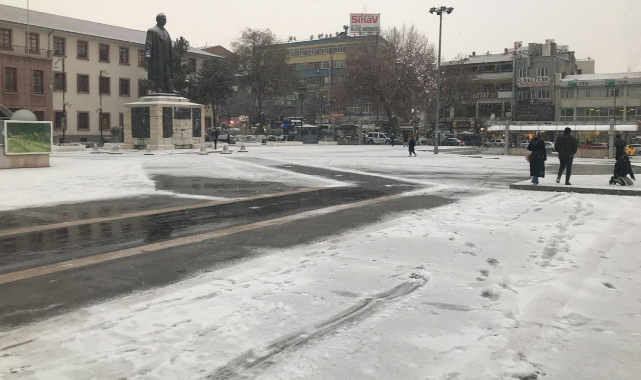 Kentte etkili olan kar yağışı zor anlar yaşattı