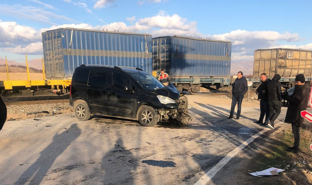 Malatya'da yük treni otomobille çarpıştı!