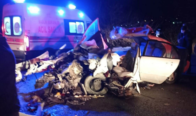 Otomobilin hurdaya döndüğü kazada iki kişi öldü