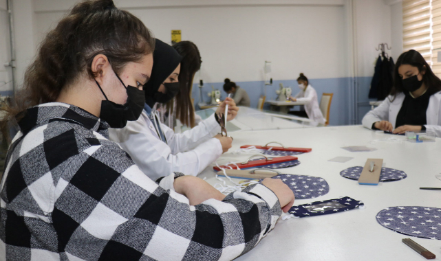 Teknik Lise öğrencileri işitme engelliler için kolları sıvadı