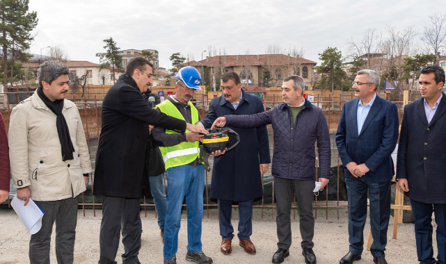Gürkan "29 Ekim'de bu meydanı hemşerilerimizin hizmetine sunacağız"