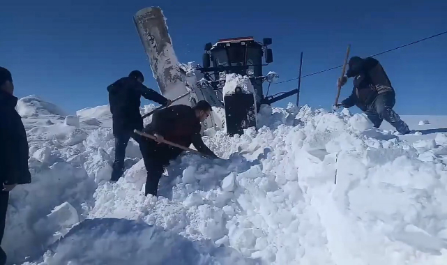 Kar küreme aracı kara saplanınca vatandaşlar kolları sıvadı!