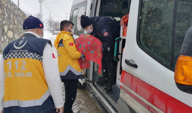 Sağlık ekipleri 3 aylık bebek için karlı yolları aştı!