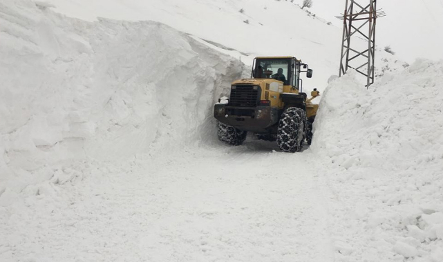 Tipi nedeniyle yer yer 5 metreye ulaşan karda iş makineleri kayboldu