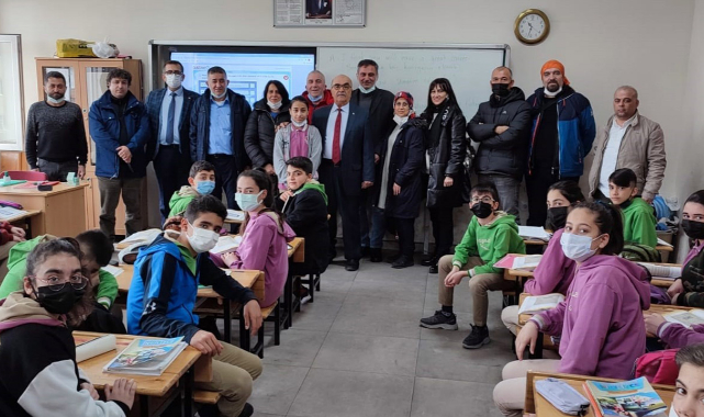 40 yıl önceki öğrencileri ile son öğrencileri aynı sınıfta!