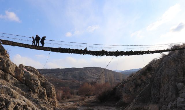 Akçadağ'daki tarihi köprü tehlike saçıyor!