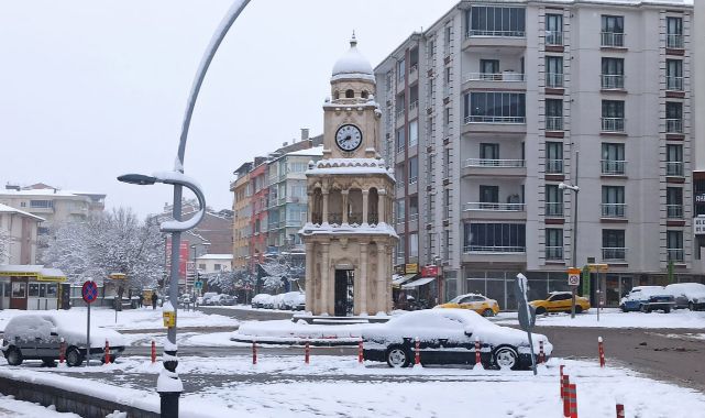 Beyaza bürünen kent karla kaplandı