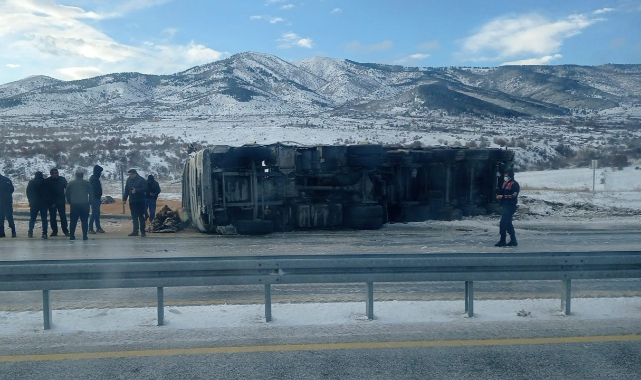 Elazığ'da tır devrildi: 2 kişi yaralandı