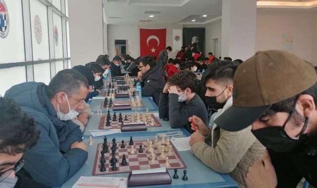 Gençler ve çocuklar satrançta buluştu