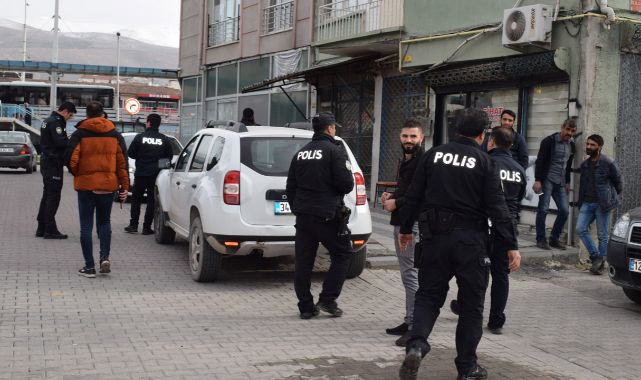 Gençlerin silahlı ve bıçaklı kavgasında kan aktı!