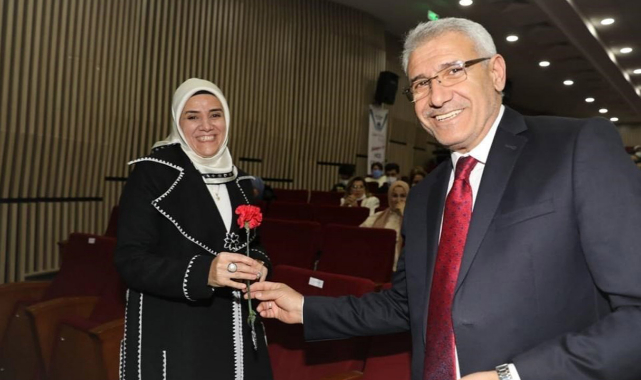 Güder'den karanfilli kutlama!