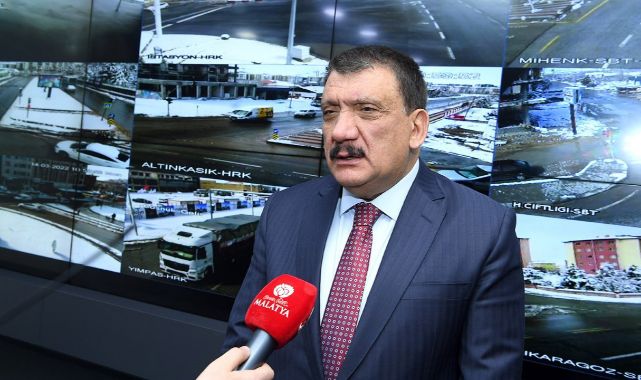 Karla mücadele ekipleri 37 mahallenin yolunu kardan temizledi
