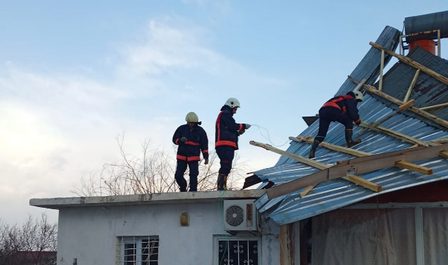 Malatya'da fırtına çatıyı uçurdu!