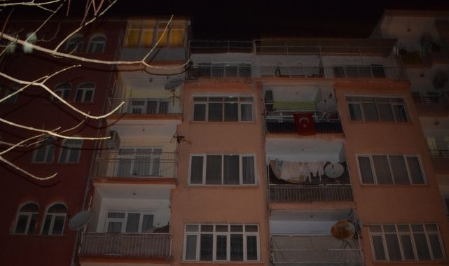 Malatya'da kolonları çatlayan apartman tahliye edildi