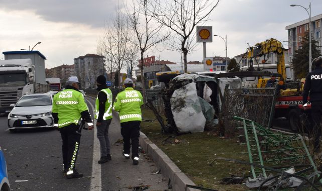 Sanayi alt geçit mevkiinde kaza: Otomobil demir korkulukları yerinden söktü