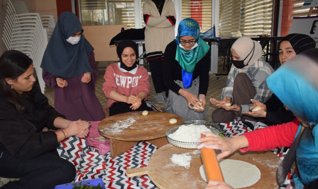 Üniversiteli kız öğrencileri kolları sıvadı: Malatya yemekleri öğrendiler