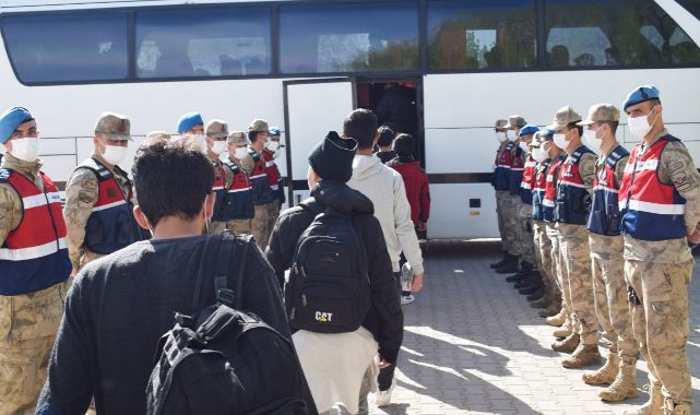 227 düzensiz göçmen Malatya'dan ülkelerine gönderildi