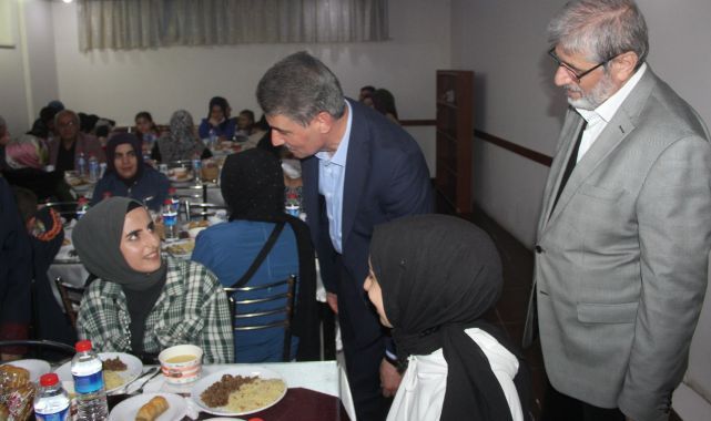 Baruş ve Gürkan yetim sofrasına konuk oldular
