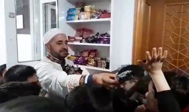 Çocuklar ikram dolabı sayesinde camiye koşarak gidiyor!