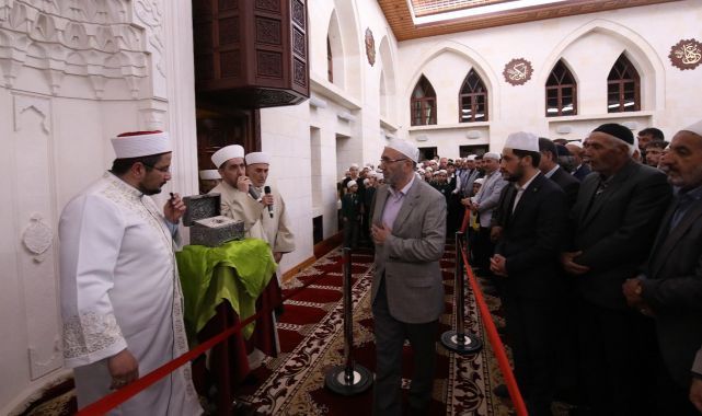Darende'de Sakalı Şerif'e dokunabilmek için yarıştılar