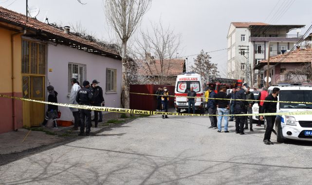 Evinde yalnız yaşayan şahıs iple tavana asılı halde bulundu