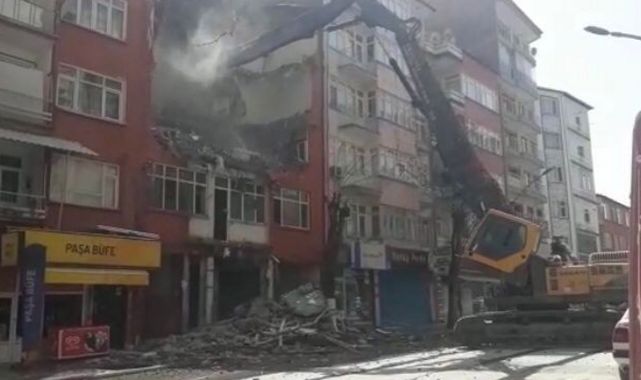 Malatya'da ağır hasar gören bina yıkıldı!