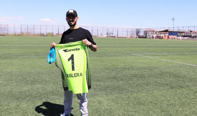 Muslera'nın hediyesi olan formayı kanser hastası çocuklar için satıyor