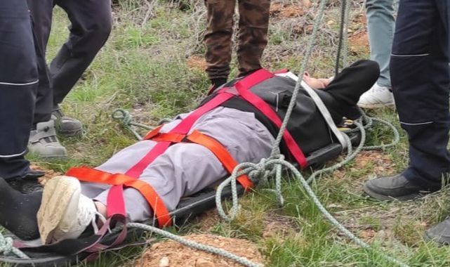 Ot toplamak için çıktığı dağda ayağını kırdı