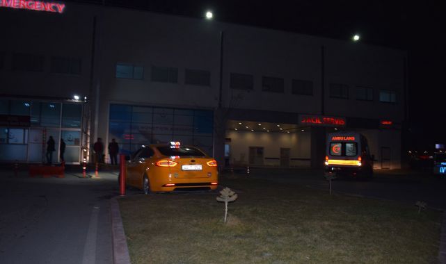 Yol ortasında bıçaklı kavga: 2 kişi yaralandı