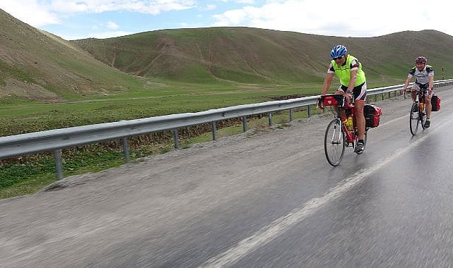 Alman iki kardeş Ukrayna için pedal çevirdi!