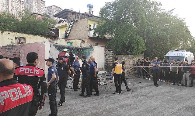 Hurdacılar, çöken duvarın altında kaldı!