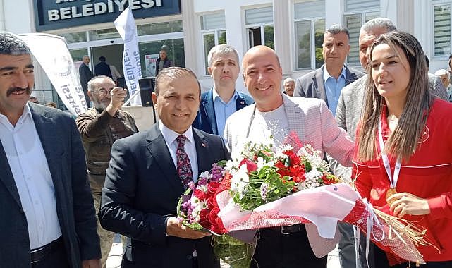 Şampiyon Hatice Akbaş'a coşkulu karşılama!
