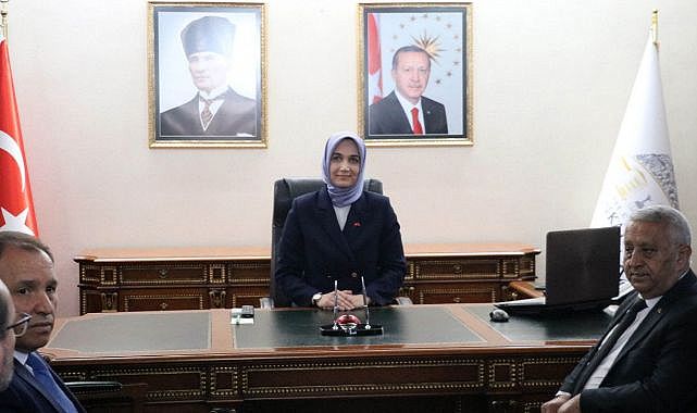 Türkiye'nin ilk başörtülü valisi görevine başladı