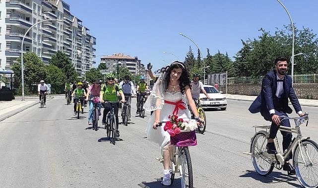 Gelin arabası yerine bisikletle salona gittiler