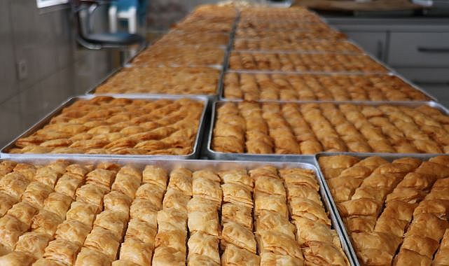 Bayramların vazgeçilmezi ev baklavası!