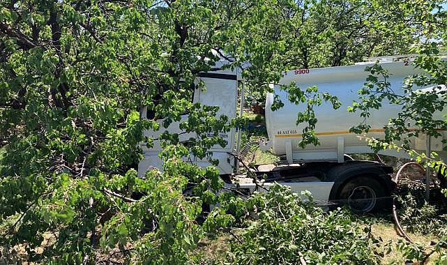 Benzin yüklü tanker kayısı bahçesine girdi!