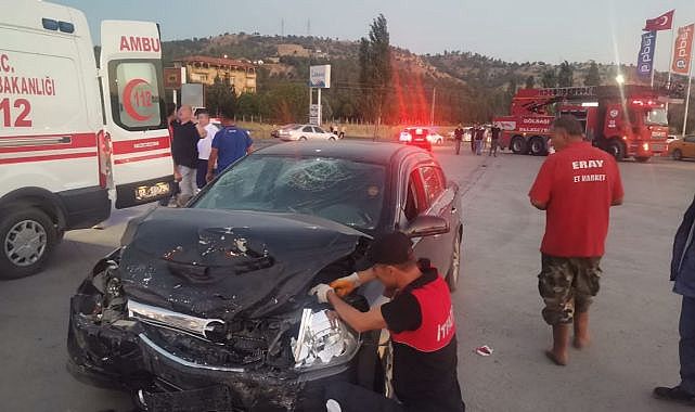 Gölbaşı'nda iki otomobil çarpıştı! 8 yaralı