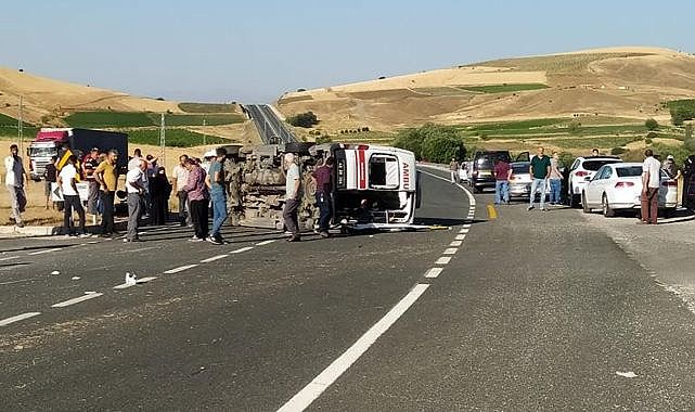 Otomobil ambulansa çarptı!