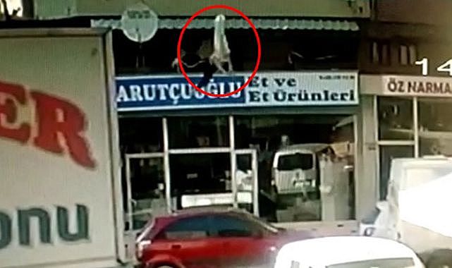 Pencereden battaniye silkelerken düştü!